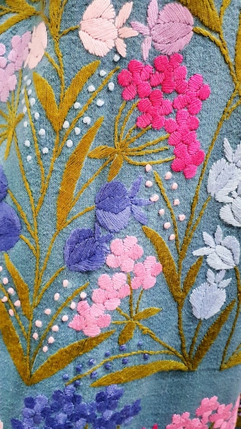 detal haftu: kwiatowy motyw